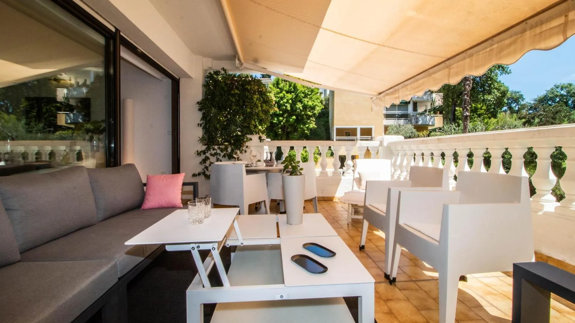 Calme Absolu, Elegant Et Arbore Avec Piscine Cannes France