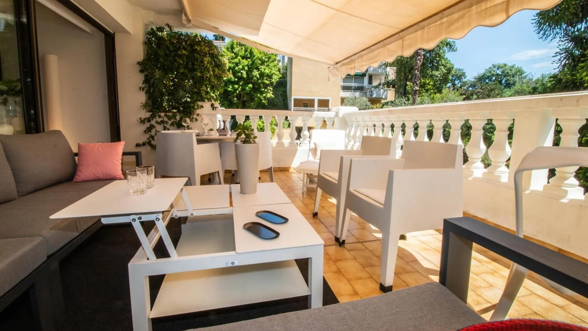 Calme Absolu, Elegant Et Arbore Avec Piscine Cannes