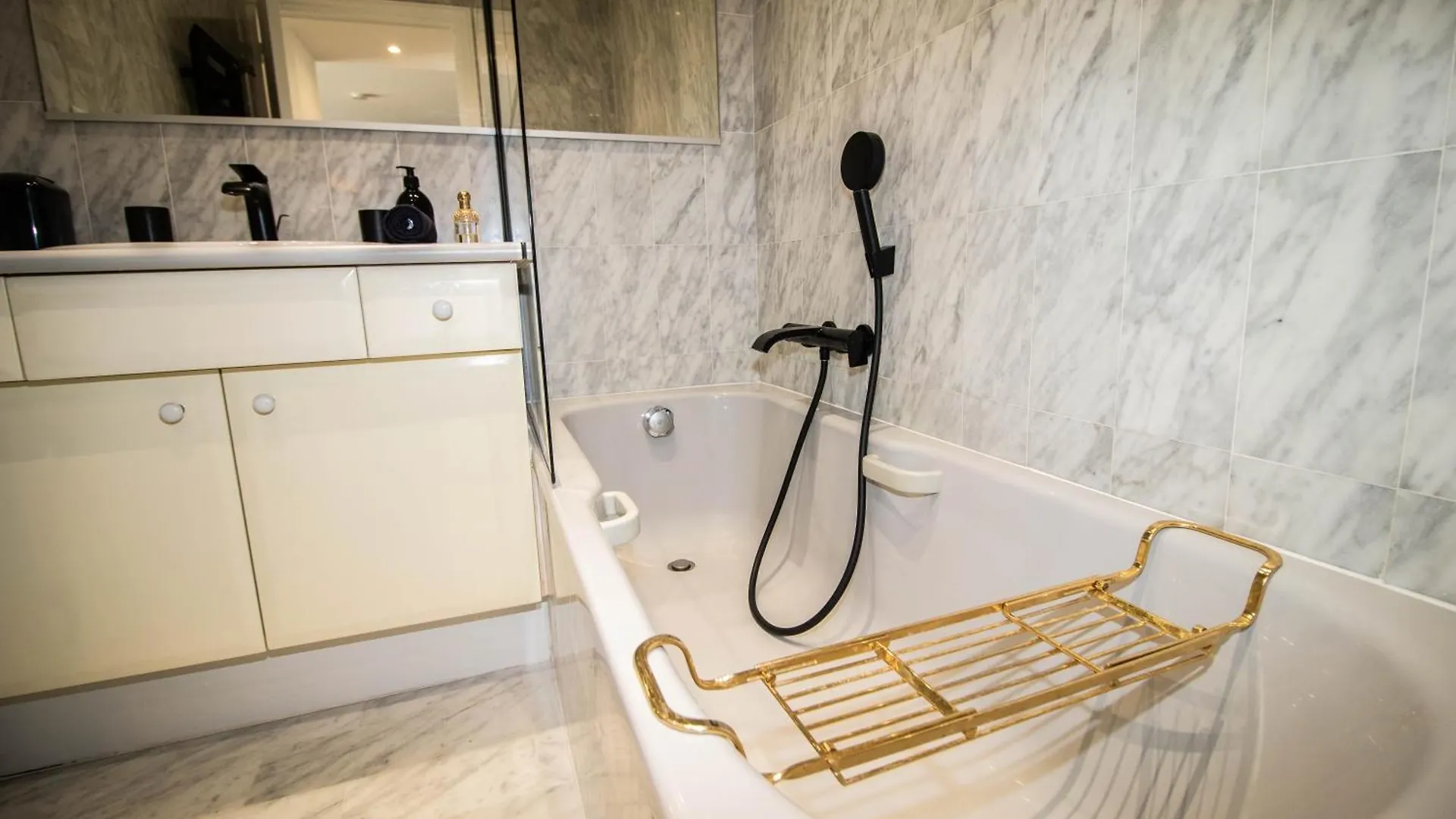 Calme Absolu, Elegant Et Arbore Avec Piscine Cannes
