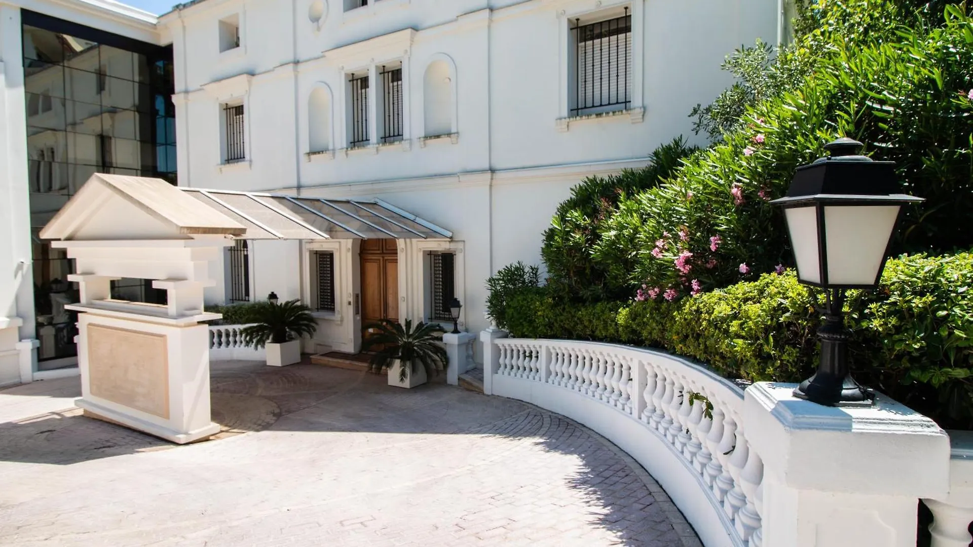 Calme Absolu, Elegant Et Arbore Avec Piscine Cannes 0*,  France