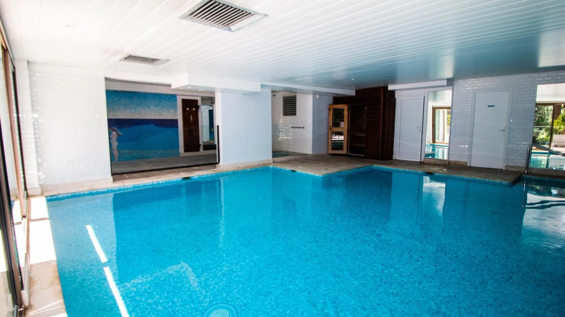 Calme Absolu, Elegant Et Arbore Avec Piscine Cannes